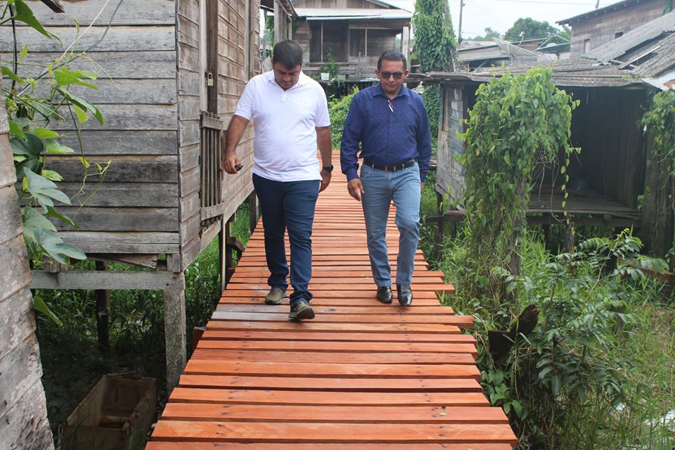 Prefeito Márcio Serrão, vice prefeito Irmão Tadeu acompanham serviços nas passarelas da parte baixa da cidade.